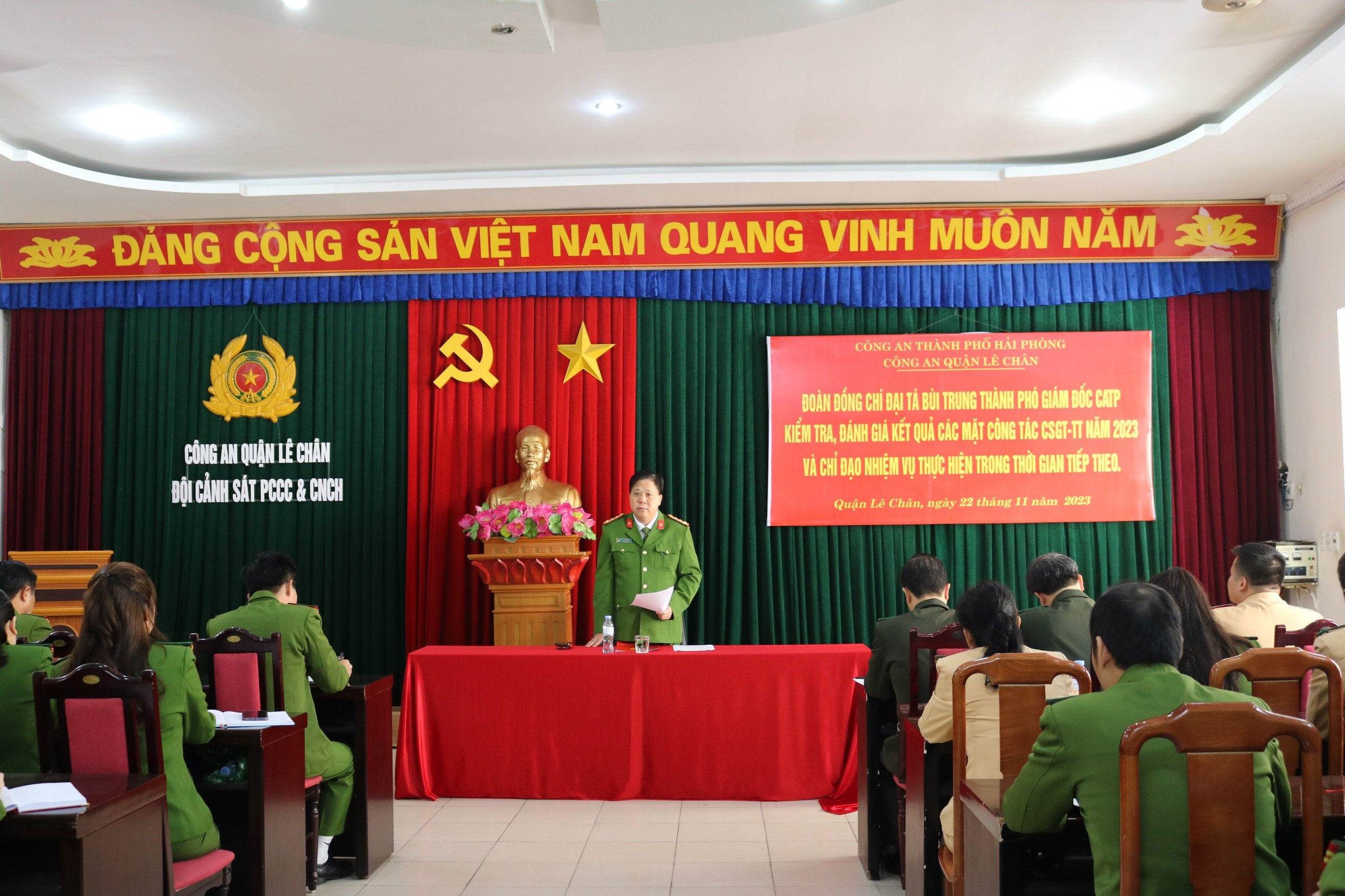 Đại tá Bùi Trung Thành - Phó Giám đốc CATP kiểm tra, đánh giá kết quả công tác Cảnh sát giao thông, trật tự tại CA quận Lê Chân